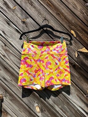 Fleo 4” Tie-Dye Active Shorts - Yellow Multicolor
